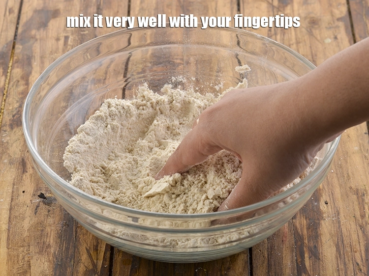 Step 4 – <p>તેને તમારી આંગળીના ટેરવે ખૂબ સારી રીતે મિક્સ કરો. વિવિધતા માટે, તમે અજમાના પરાઠા બનાવવા …