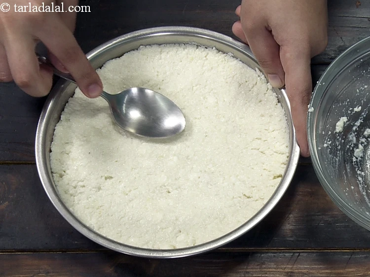 Step 14 – <p>ચમચીની પાછળની બાજુથી તેને સમાન કરી દો.</p>