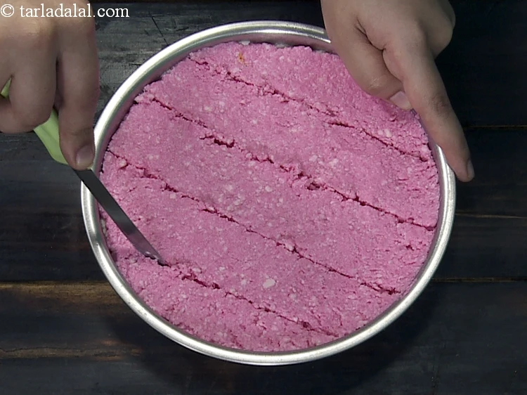 Step 17 – <p>નિયમિત અંતરાલે ૪ સમાંતર ઊભી કટ બનાવો.</p>