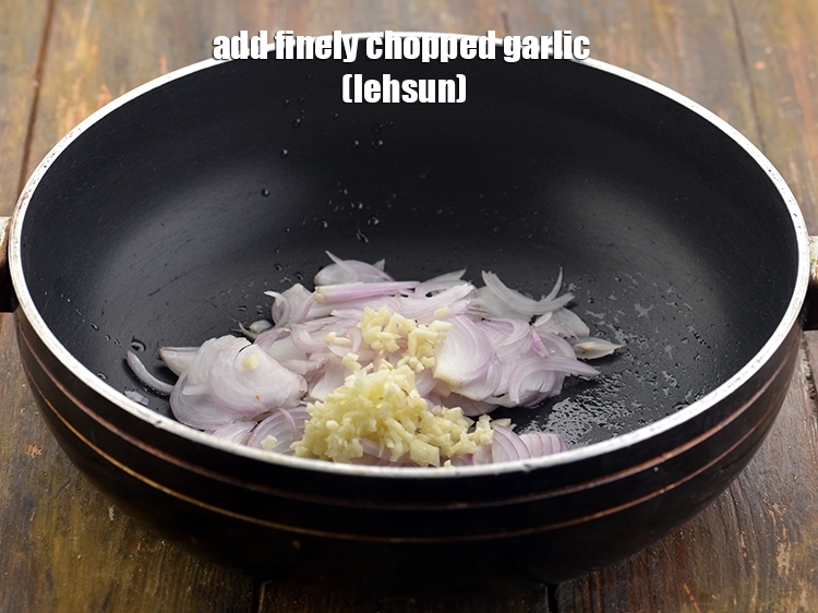 Step 6 – <p><span style="background-color:rgb(255,255,255);color:rgb(0,0,0);">1/2 ટીસ્પૂન </span><a href="https://www.tarladalal.com/glossary-garlic-lehsun-lahsun-gujarati-348i#ing_3505"><u>બારીક સમારેલું લસણ (finely chopped garlic)</u></a> ઉમેરો. જો તમે જૈન છો, …