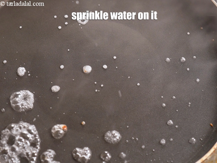 Step 17 – <p>તેના પર થોડું <strong>પાણી</strong> છાંટો.</p>