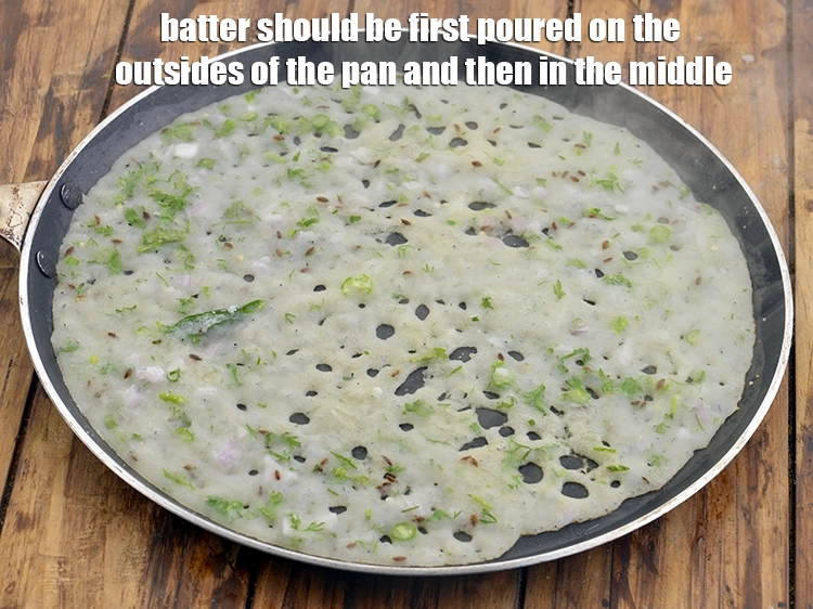 Step 20 – <p>બેટરને પહેલા તવાની બહાર અને પછી વચ્ચે રેડવું જોઈએ.</p>