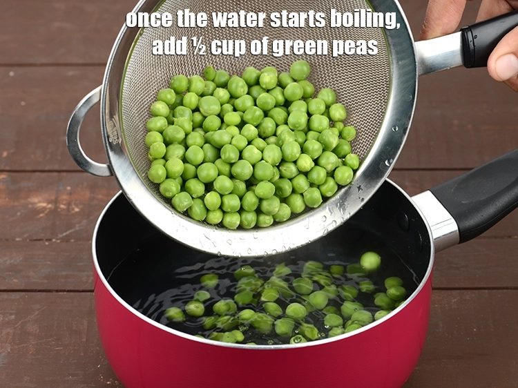 Step 2 – <p>પાણી ઉકળવા લાગે પછી, 1/2 કપ લીલા <strong>વટાણા</strong> ઉમેરો. તે ડાયેટરી ફાઇબરનો ખૂબ જ સારો …