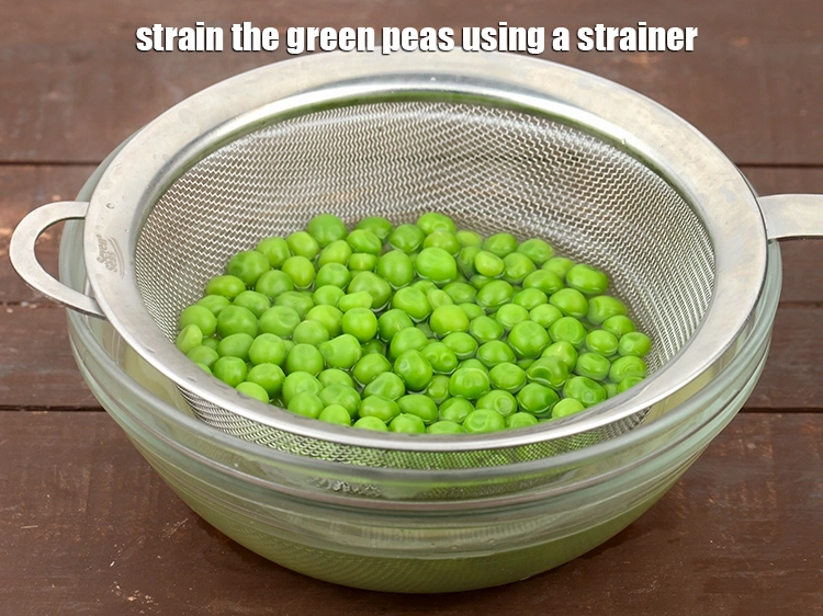 Step 5 – <p>લીલા વટાણાને ચાળીને ગાળી લો.</p>