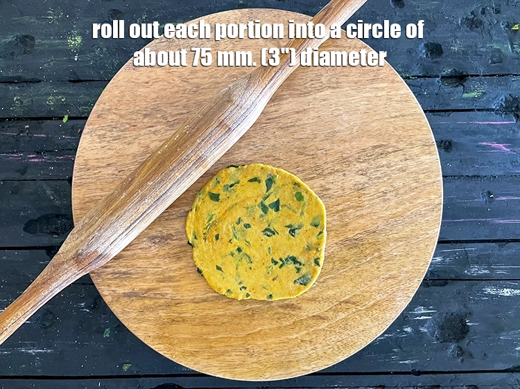 Step 12 – <p>દરેક ભાગને લગભગ 75 મીમી (3") વ્યાસના ગોળ આકાર<span style="background-color:rgb(255,255,255);color:rgb(0,0,0);"> માં વણી લો.</span></p>