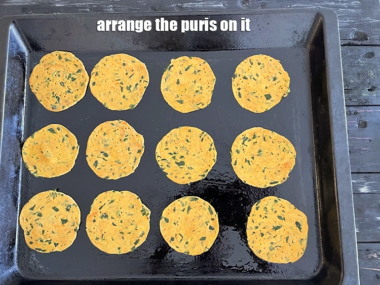 Step 15 – <p>તેના પર પુરીઓ ગોઠવો.</p>