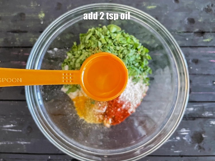 Step 6 – <p style="margin-left:0px;">2 ટીસ્પૂન <a href="https://www.tarladalal.com/glossary-oil-gujarati-671i"><u>તેલ ( oil )</u></a> ઉમેરો.</p>