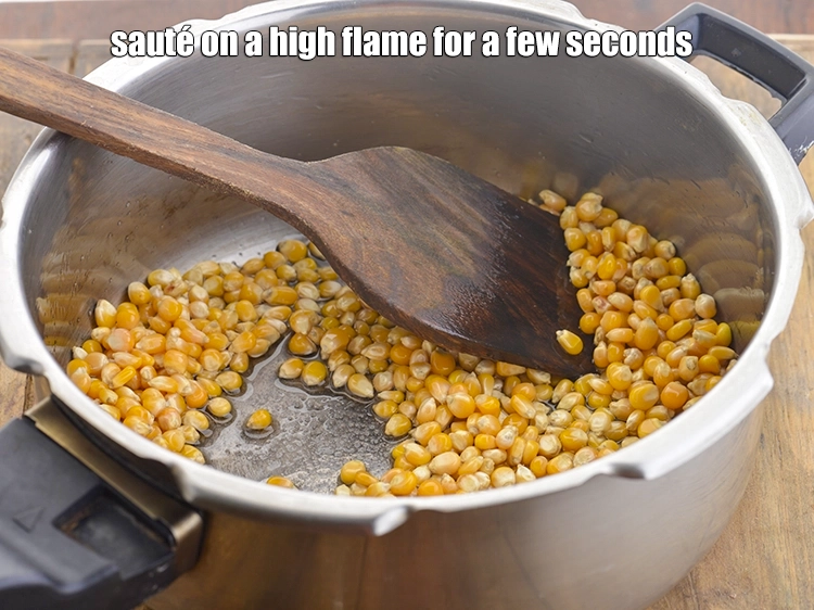 Step 4 – <p>થોડી સેકન્ડ માટે ઊંચી આંચ પર સાંતળો.</p>