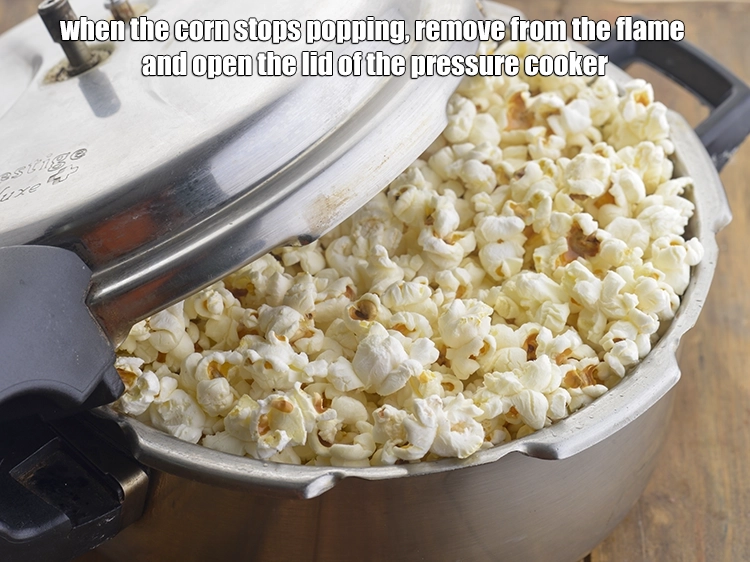 Step 6 – <p>જ્યારે મકાઈ ફૂટવાનું બંધ થઈ જાય, ત્યારે તેને આગ પરથી ઉતારો અને પ્રેશર કૂકરનું ઢાંકણ …