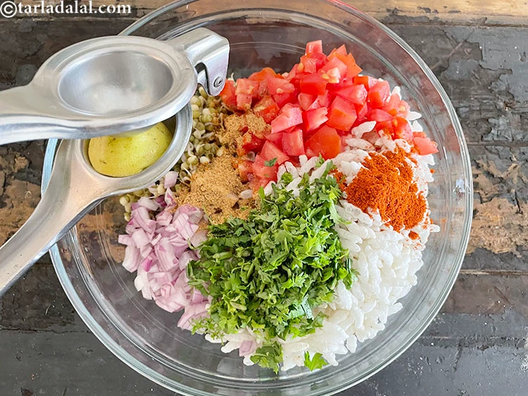 Step 18 – <p><span style="background-color:rgb(255,255,255);color:rgb(0,0,0);">2 ટીસ્પૂન </span><a href="https://www.tarladalal.com/glossary-lemon-nimbu-gujarati-428i#ing_2754"><u>લીંબુનો રસ (lemon juice)</u></a> ઉમેરો. આ મગ ભેળ | ફણગાવેલા મૂંગ …