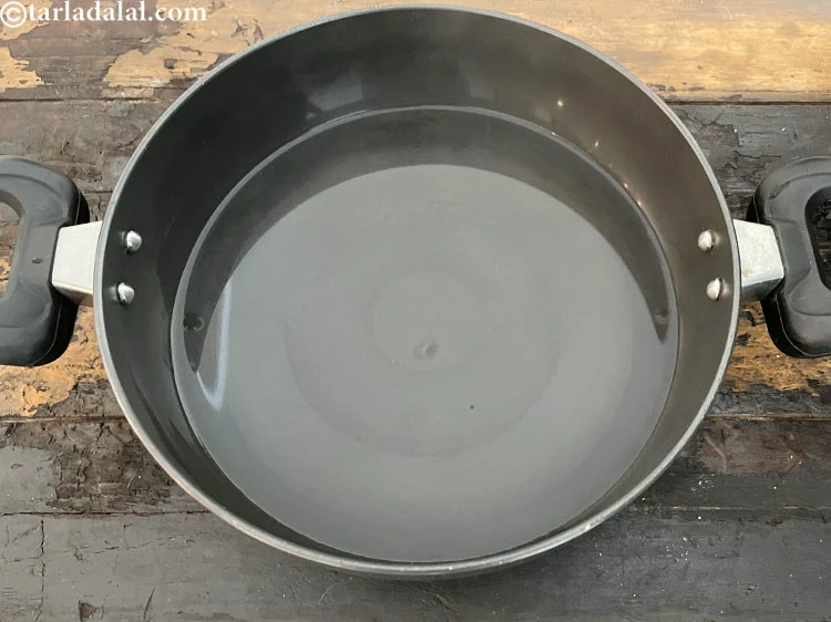 Step 2 – <p>આપણે ફણગાવેલા દાણા રાંધવા હોય તો એક ઊંડા તપેલામાં પાણી ઉકાળો.</p>