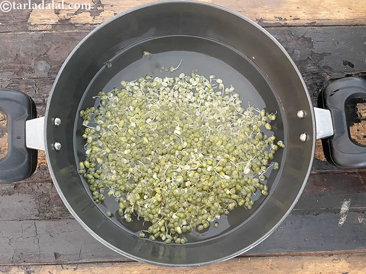 Step 3 – <p>કાચા ફણગાવેલા દાણા ઉમેરો.</p>