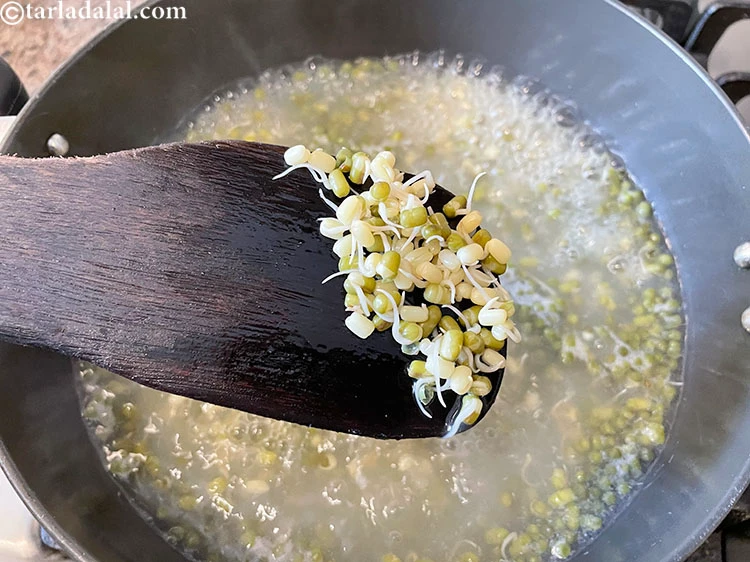 Step 7 – <p>સ્પ્રાઉટ્સ રાંધેલા અને નરમ છે કે નહીં તે તપાસવા માટે સ્પેટુલાનો ઉપયોગ કરો.</p>