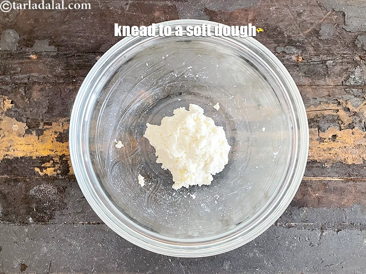 Step 11 – <p>તમારો કણક ખૂબ નરમ હશે પરંતુ તે કોઈ સમસ્યા નથી કારણ કે પનીરના બોલ તેમના …