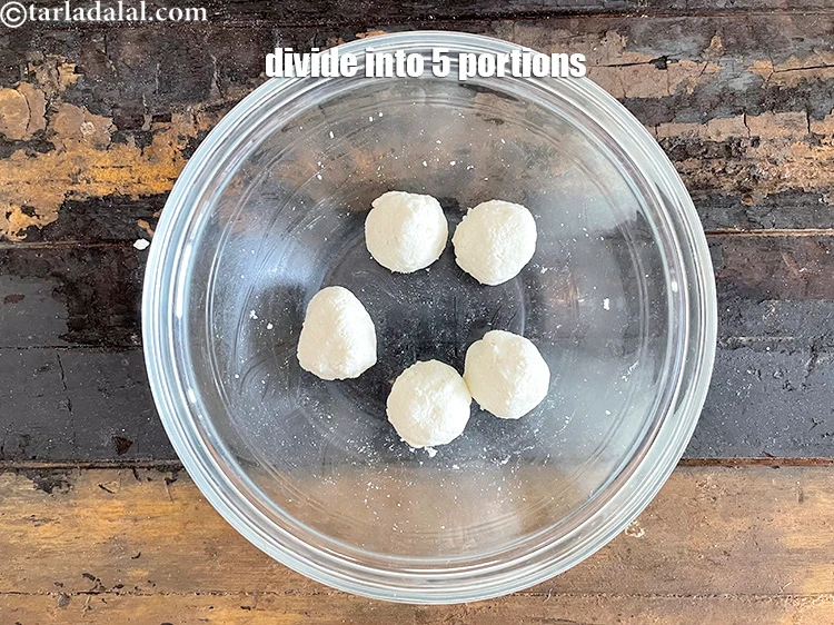 Step 5 – <p>તેને ૫ ભાગોમાં વિભાજીત કરો અને તેના ગોળા બનાવો.</p>