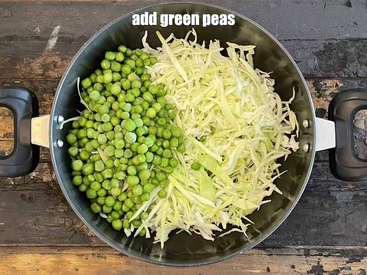 Step 8 – <p>૧ કપ <a href="https://www.tarladalal.com/glossary-green-peas-matar-hare-matar-vatana-gujarati-180i"><u>લીલા વટાણા (green peas)</u></a> ઉમેરો.</p>