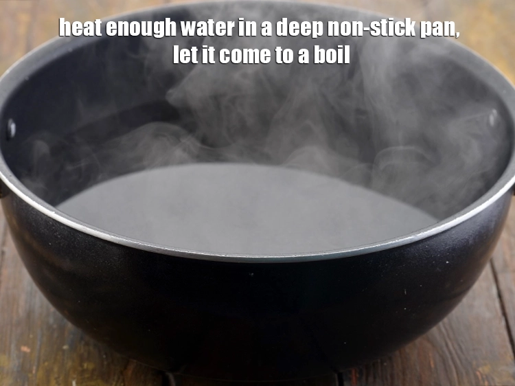 Step 4 – <p>એક ઊંડો નોન-સ્ટીક પેન લો અને તેને ઊંડા નોન-સ્ટીક પેનમાં પૂરતું પાણી ભરો. તેને ઉકાળો.</p>