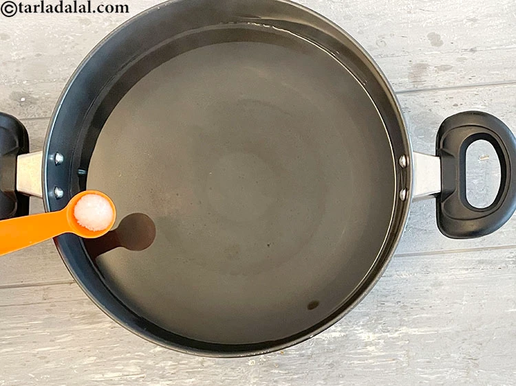 Step 2 – <p>ઉકળતા પાણીમાં 1 ચમચી મીઠું ઉમેરો. મીઠું નાખતી વખતે પાણી ઉકળતું હોવું જોઈએ.</p>