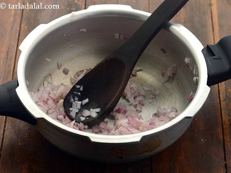 Step 8 – <p>ડુંગળીને મધ્યમ આંચ પર 2 મિનિટ માટે સાંતળો.</p>