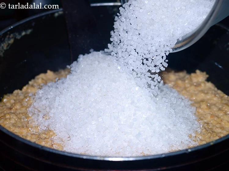 Step 16 – <p>ખાંડ ઉમેરો. ખાંડને બદલે, તમે સ્વસ્થ વિકલ્પ માટે ગોળનો ઉપયોગ પણ કરી શકો છો.</p>