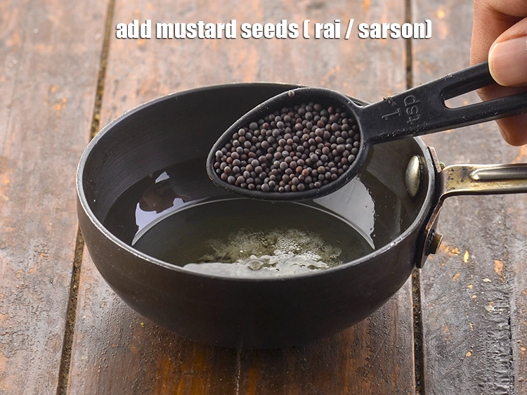 Step 6 – <p>અને તેમાં <span style="background-color:rgb(255,255,255);color:rgb(0,0,0);">1 ટીસ્પૂન </span><a href="https://www.tarladalal.com/glossary-mustard-seeds-sarson-rai-sarson-ke-beej-gujarati-525i"><u>રાઇ (mustard seeds ( rai / sarson)</u></a> ઉમેરો.</p>