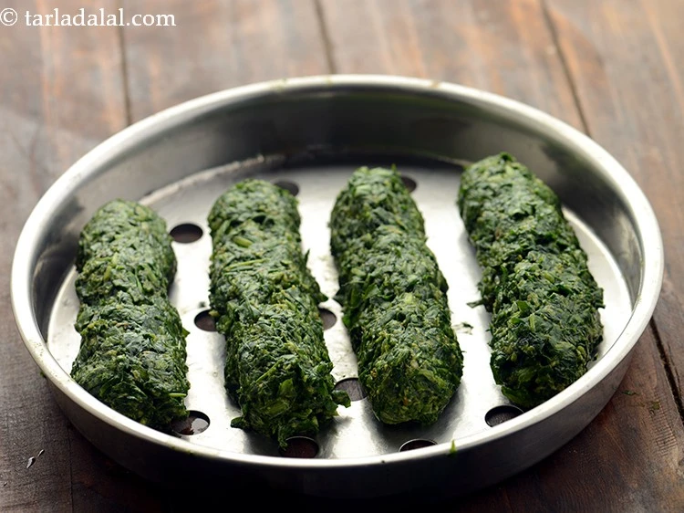 Step 34 – <p>રોલ મૂકતી વખતે તેમને વચ્ચે યોગ્ય અંતર રાખો જેથી બાફતી વખતે તેઓ એકબીજા સાથે ચોંટી …