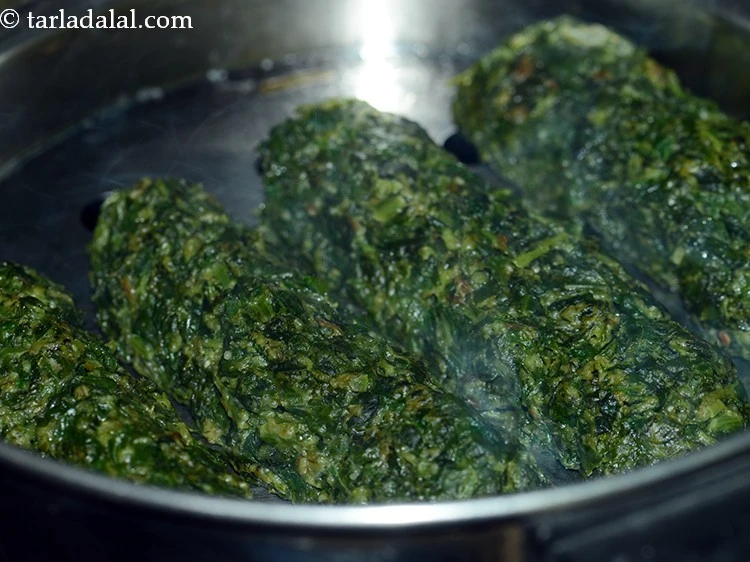 Step 20 – <p>સ્ટીમરમાં 20 થી 25 મિનિટ માટે બાફવું. મુઠિયા તૈયાર થાય ત્યાં સુધી મધ્યમ આંચ પર …