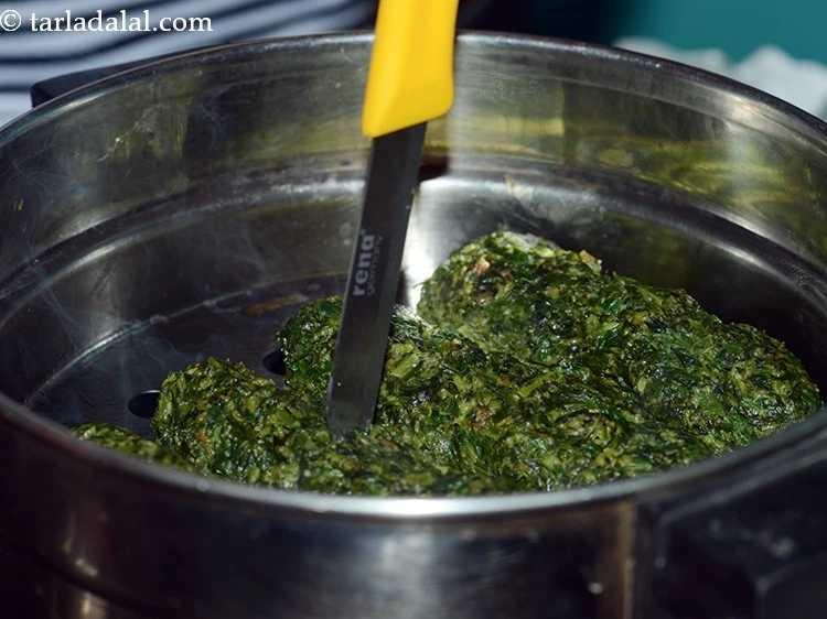 Step 21 – <p>મુઠિયા તૈયાર થયા છે કે નહીં તે તપાસવા માટે, વચ્ચે ટૂથપીક દાખલ કરો. જો તે …