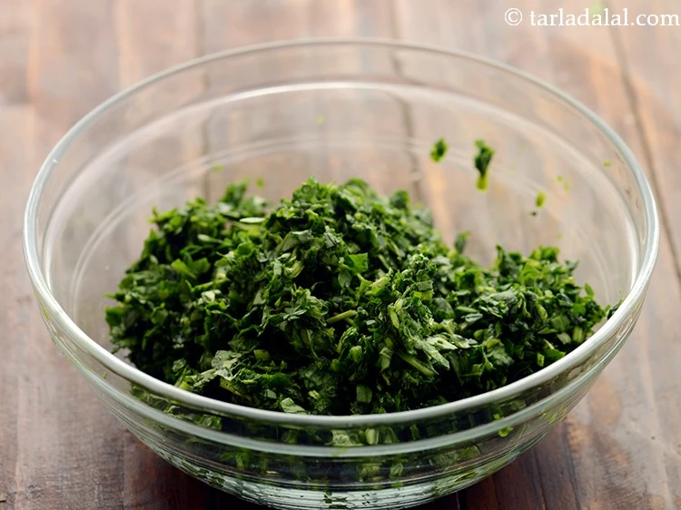 Step 7 – <p>પાલક અને મેથીના પાનને એક બાઉલમાં મૂકો.</p>