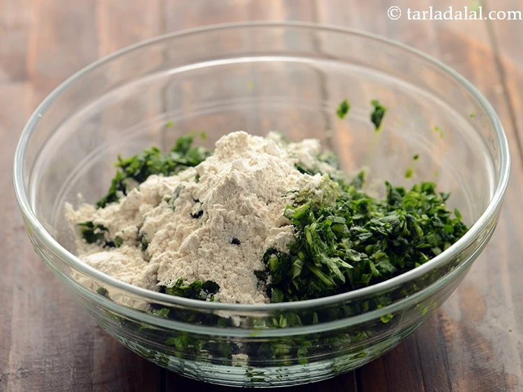 Step 9 – <p><span style="background-color:rgb(255,255,255);color:rgb(0,0,0);">2 ટેબલસ્પૂન </span><a href="https://www.tarladalal.com/glossary-whole-wheat-flour-gehun-ka-atta-gehun-ka-aata-gujarati-429i"><u>ઘઉંનો લોટ (whole wheat flour, gehun ka atta)</u></a> ઉમેરો. તમે પાલક …