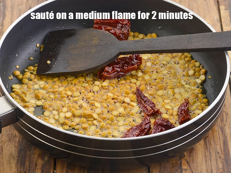 Step 6 – <p>મધ્યમ તાપ પર ૨ મિનિટ સુધી સાંતળો.</p>