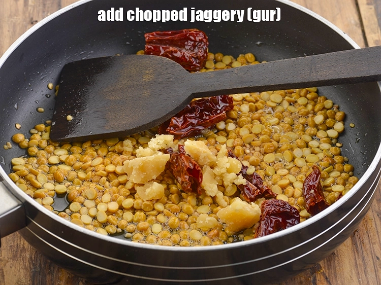 Step 7 – <p><span style="background-color:rgb(255,255,255);color:rgb(0,0,0);">1 ટેબલસ્પૂન </span><a href="https://www.tarladalal.com/glossary-jaggery-gur-gud-kala-gud-gujarati-477i#ing_2805"><u>સમારેલો ગોળ</u></a> ઉમેરો. તે આમલીના પલ્પમાંથી ખાટાપણું સંતુલિત કરે છે.</p>