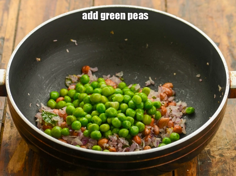 Step 15 – <p>હવે <strong>ક્વિનોઆ વેજીટેબલ ઇન્ડિયન ઉપમા</strong> બનાવવા માટે શાકભાજી ઉમેરો. પહેલા <span style="background-color:rgb(255,255,255);color:rgb(0,0,0);">1/2 કપ </span><a href="https://www.tarladalal.com/glossary-green-peas-matar-hare-matar-vatana-gujarati-180i"><u>લીલા …