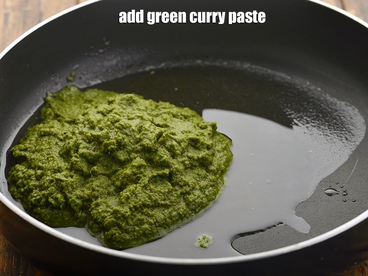 Step 12 – <p><strong>તેમાં ગ્રીન કરી પેસ્ટ</strong> ઉમેરો.</p>