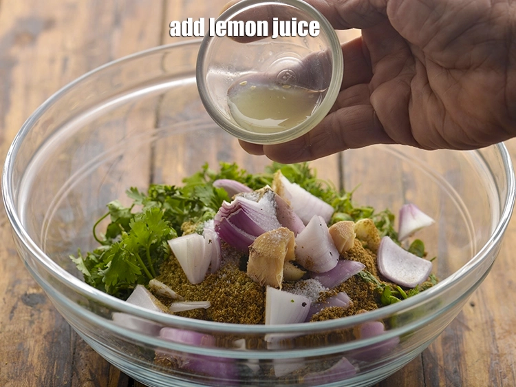 Step 8 – <p>પછી <span style="background-color:rgb(255,255,255);color:rgb(0,0,0);">1 ટીસ્પૂન </span><a href="https://www.tarladalal.com/glossary-lemon-nimbu-gujarati-428i#ing_2754"><u>લીંબુનો રસ (lemon juice)</u></a> ઉમેરો. આ પેસ્ટનો લીલો રંગ જાળવી …