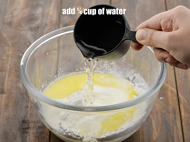 Step 6 – <p>છેલ્લે બેટરમાં લગભગ ¼ કપ <strong>પાણી</strong> ઉમેરો.</p>