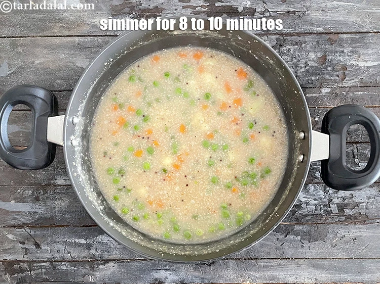 Step 33 – <p>૮ થી ૧૦ મિનિટ સુધી ઉકાળો, ક્યારેક ક્યારેક હલાવતા રહો.</p>