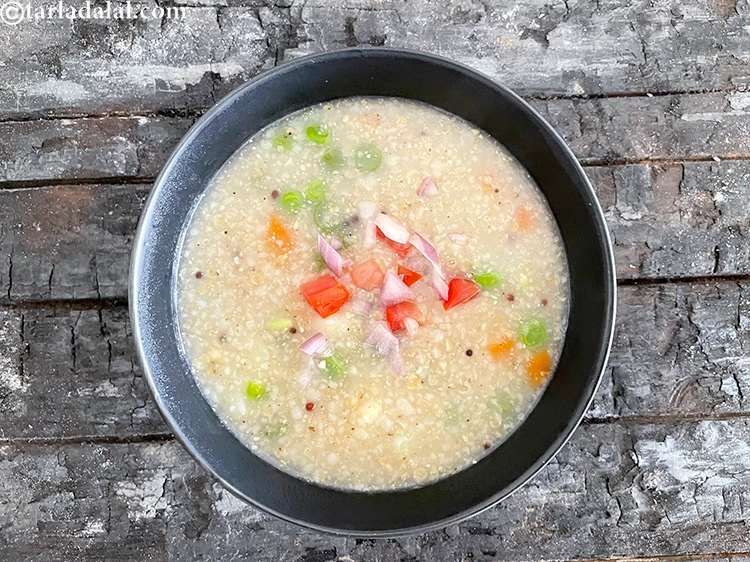 Step 35 – <p>ઉપર ૨ ચમચી બારીક સમારેલા ડુંગળી નાખો. કાચી ડુંગળી વિટામિન સીનો ખૂબ જ મૂલ્યવાન સ્ત્રોત …