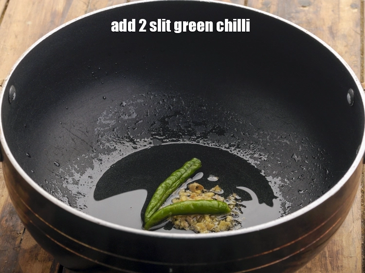 Step 5 – <p><span style="background-color:rgb(255,255,255);color:rgb(0,0,0);">2 ચીરો </span><a href="https://www.tarladalal.com/glossary-green-chillies-hari-mirch-gujarati-331i"><u>લીલું મરચું (green chillies)</u></a> ઉમેરો.</p>