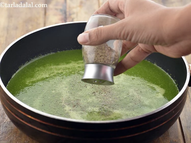 Step 15 – <p>લો કેલરી પાલક સૂપમાં મીઠું અને મરી નાખો. મીઠું ઉમેરતી વખતે ધ્યાન રાખો કારણ કે …