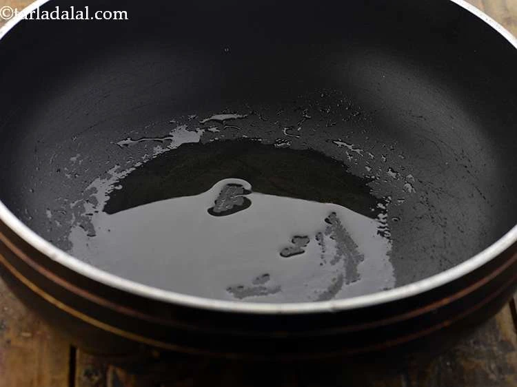 Step 4 – <p>ઓછી કેલરીવાળા પાલકનો સૂપ બનાવવા માટે, એક ઊંડા નોન-સ્ટીક પેનમાં જેતૂનનું તેલ ગરમ કરો.</p>
