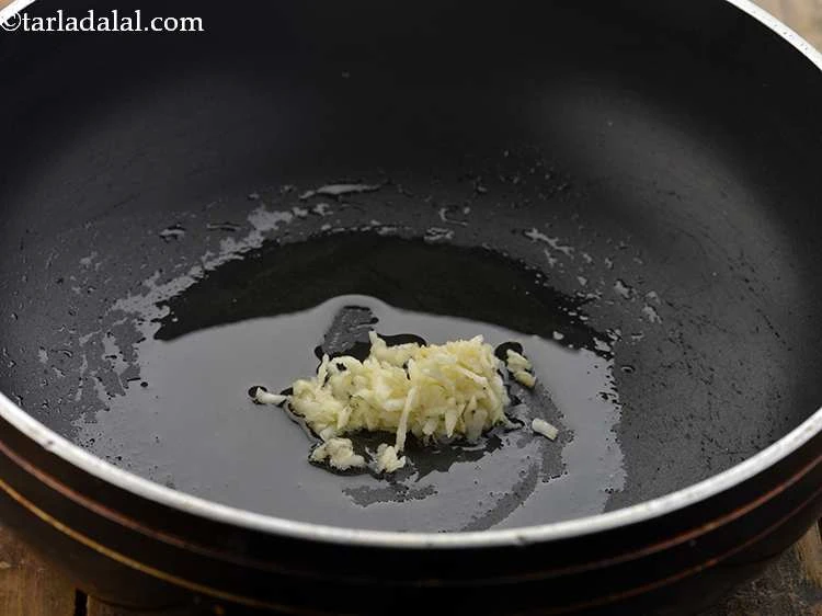 Step 5 – <p>ઓછી કેલરીવાળા પાલકનો સૂપ બનાવવા માટે, એક ઊંડા નોન-સ્ટીક પેનમાં જેતૂનનું તેલ ગરમ કરો.</p>