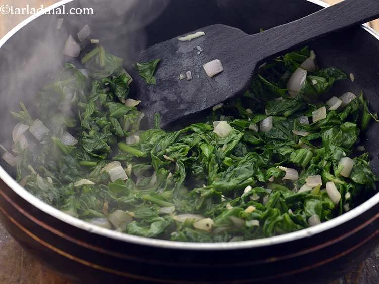 Step 8 – <p>મધ્યમ તાપ પર 2 મિનિટ માટે અથવા પાલક પાકીને સુકાઈ જાય ત્યાં સુધી સાંતળો.</p>