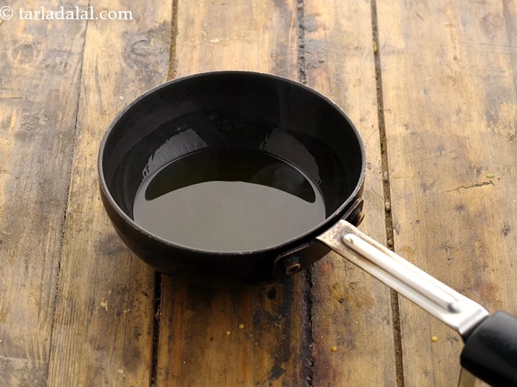 Step 19 – <p>અથાણાંમાંથી કડવાશ દૂર કરવા અને તેમાં સંપૂર્ણ સ્વાદ તથા સુગંધ ઉમેરવા માટે તેલને ધુમાડો નીકળવાના …