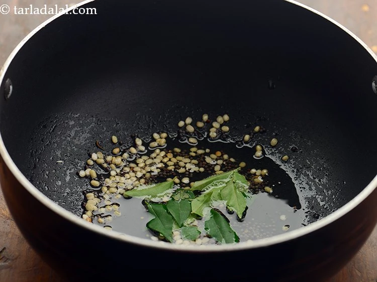 Step 4 – <p>બીજ તતડી જાય એટલે કઢી પત્તા ઉમેરો. તે વાનગીમાં એક વિશિષ્ટ સ્વાદ ઉમેરે છે.</p>