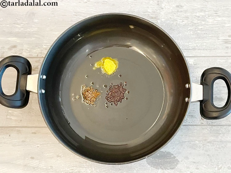 Step 11 – <p><span style="background-color:rgb(255,255,255);color:rgb(0,0,0);">1/4 ટીસ્પૂન </span><a href="https://www.tarladalal.com/glossary-asafoetida-hing-gujarati-113i"><u>હીંગ (asafoetida, hing)</u></a> ઉમેરો.</p>