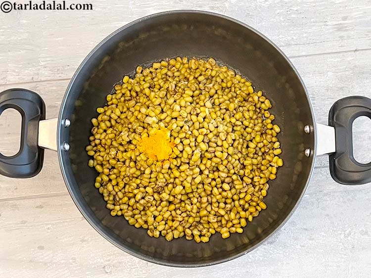 Step 14 – <p><span style="background-color:rgb(255,255,255);color:rgb(0,0,0);">1/4 ટીસ્પૂન </span><a href="https://www.tarladalal.com/glossary-turmeric-powder-haldi-gujarati-645i"><u>હળદર (turmeric powder, haldi)</u></a> ઉમેરો.</p>