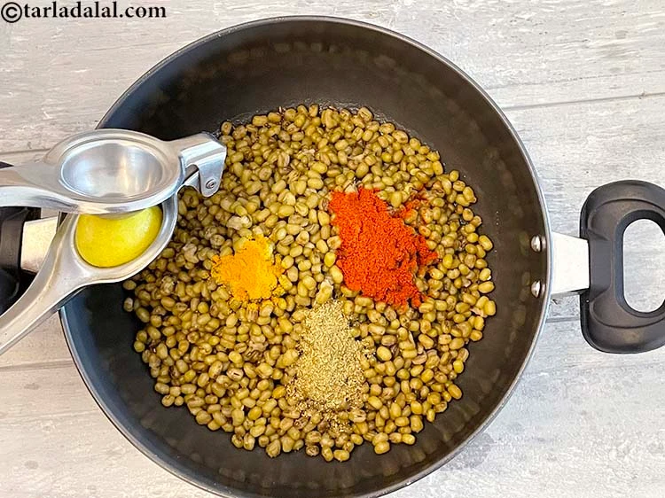 Step 17 – <p><span style="background-color:rgb(255,255,255);color:rgb(0,0,0);">2 ટીસ્પૂન </span><a href="https://www.tarladalal.com/glossary-lemon-nimbu-gujarati-428i#ing_2754"><u>લીંબુનો રસ (lemon juice)</u></a> ઉમેરો.</p>