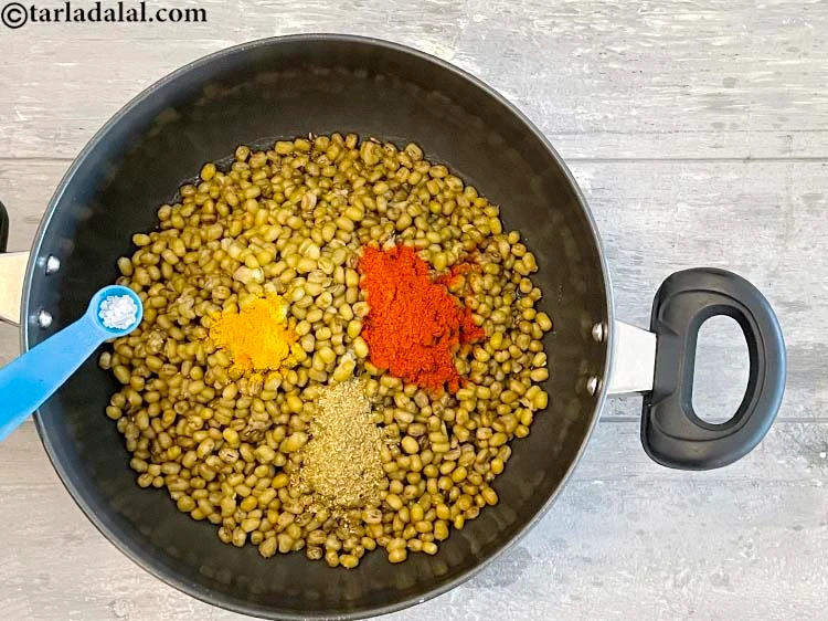 Step 18 – <p><span style="background-color:rgb(255,255,255);color:rgb(0,0,0);">એક ચપટી </span><a href="https://www.tarladalal.com/glossary-sugar-chini-shakkar-gujarati-278i"><u>સાકર (sugar)</u></a> ઉમેરો.</p>