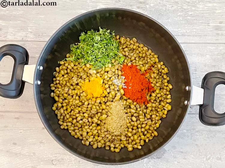 Step 19 – <p><span style="background-color:rgb(255,255,255);color:rgb(0,0,0);">2 ટેબલસ્પૂન </span><a href="https://www.tarladalal.com/glossary-coriander-dhania-kothmir-gujarati-369i#ing_3500"><u>બારીક સમારેલી કોથમીર (finely chopped coriander)</u></a> ઉમેરો.</p>